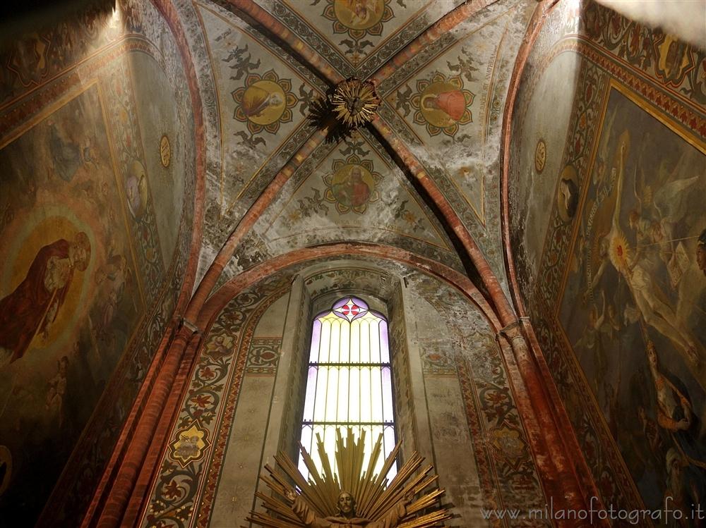 Pavia - Una delle cappella laterali della Chiesa di Santa Maria del Carmine